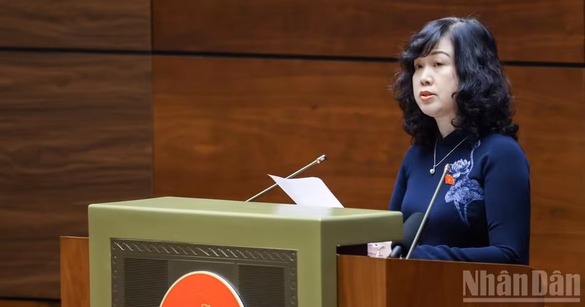 Bộ trưởng Y tế Đào Hồng Lan trình bày tờ trình tóm tắt dự án Luật Hiến, lấy, ghép mô, bộ phận cơ thể người và hiến, lấy xác (sửa đổi). (Ảnh: DUY LINH)