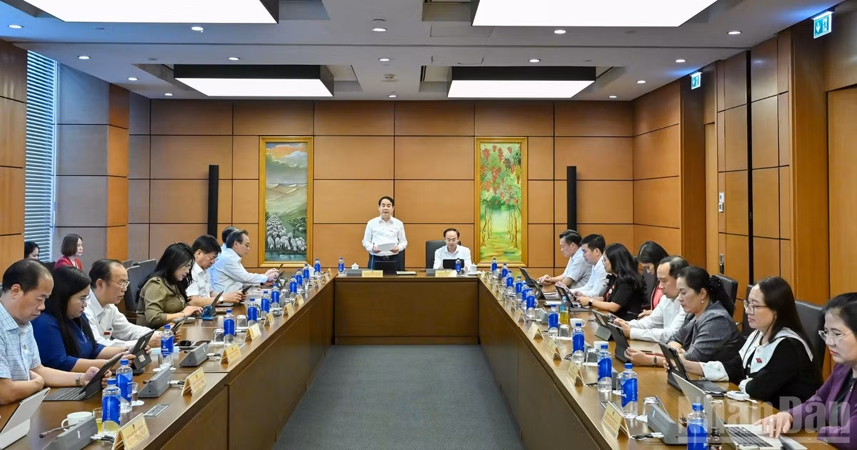 Quốc hội thảo luận tại tổ chiều 23/10. (Ảnh: THỦY NGUYÊN)