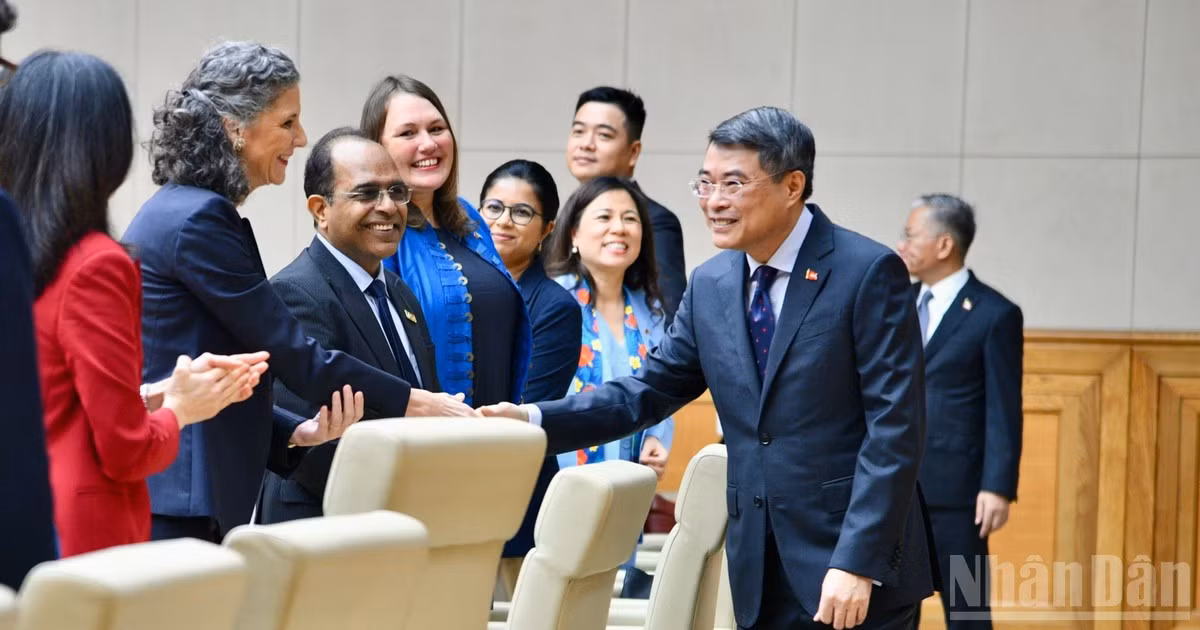 Thủ tướng Chính phủ Lê Minh Hưng nồng nhiệt chào mừng Điều phối viên Thường trú và Trưởng đại diện các tổ chức Liên hợp quốc tại Việt Nam nhân dịp kỷ niệm Ngày Liên hợp quốc 24/10. (Ảnh: THANH GIANG)