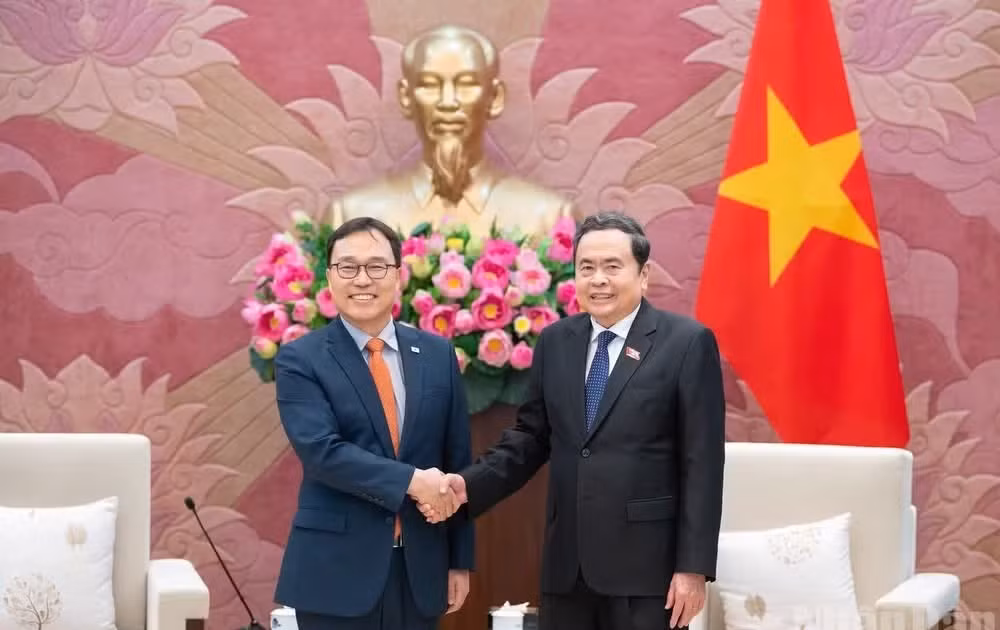 Ngày 18/6, tại Nhà Quốc hội, Chủ tịch Quốc hội Trần Thanh Mẫn tiếp Đại sứ Hàn Quốc tại Việt Nam Choi Young Sam đến chào từ biệt dịp kết thúc nhiệm kỳ công tác tại Việt Nam. (Ảnh: DUY LINH)