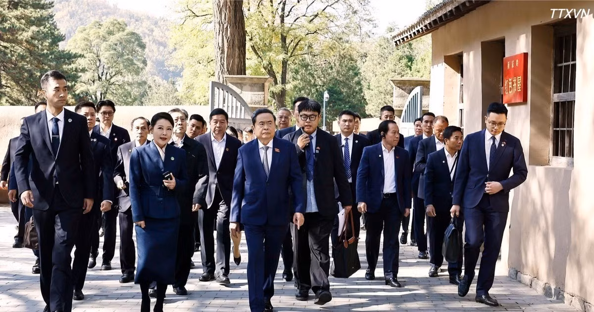 Chủ tịch Quốc hội Trần Thanh Mẫn và Đoàn đại biểu cấp cao Việt Nam tham quan Phòng họp Ban Bí thư tại Khu di tích Tảo Viên. (Ảnh: Doãn Tấn/TTXVN)