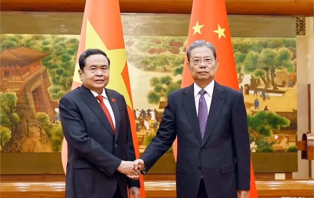 Chủ tịch Quốc hội Trần Thanh Mẫn và Ủy viên trưởng Ủy ban thường vụ Đại hội Đại biểu Nhân dân toàn quốc Trung Quốc Triệu Lạc Tế chụp ảnh chung. (Ảnh: TTXVN)