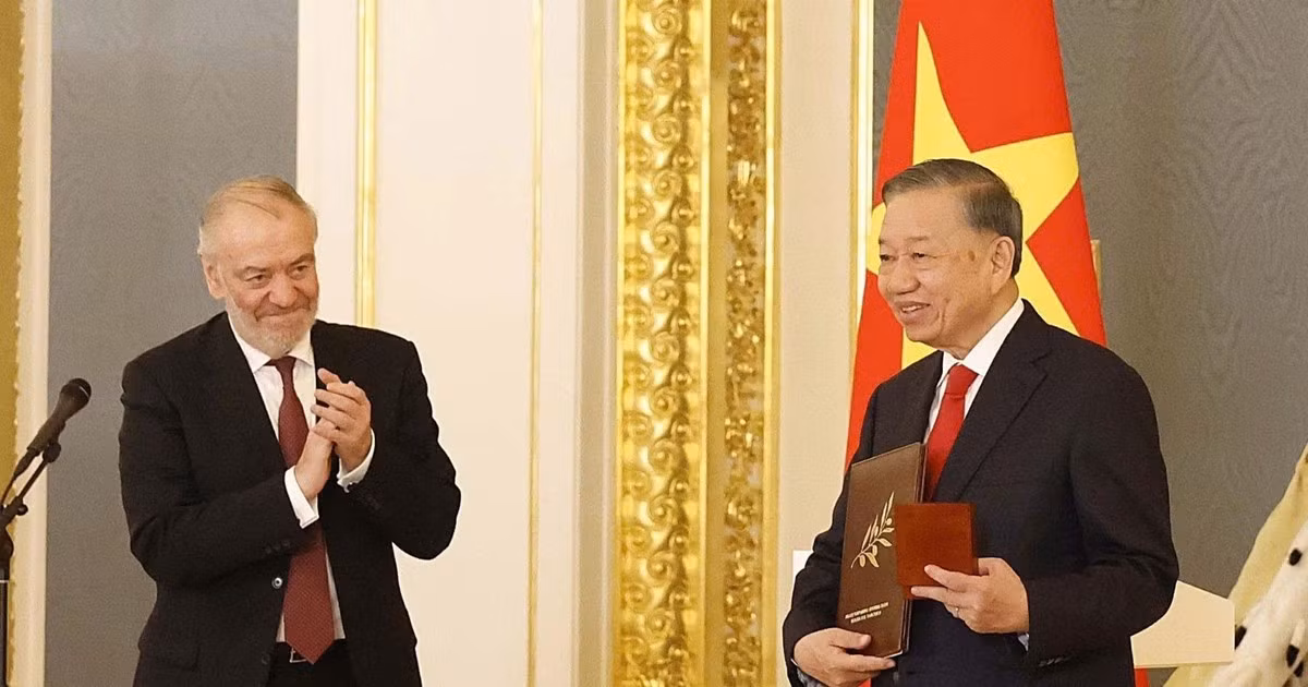 Nghệ sĩ Nhân dân Liên bang Nga Valery Gergiev, Chủ tịch Hội đồng Giám khảo Giải thưởng Hòa bình Lev Tolstoy trao Giải thưởng Hoà bình Lev Tolstoy năm 2026 cho Tổng Bí thư, Chủ tịch nước Tô Lâm. (Ảnh: Thống Nhất/TTXVN) 