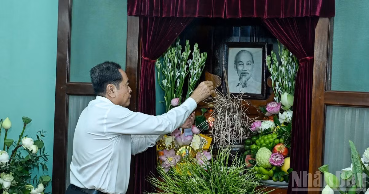 Chủ tịch Quốc hội Trần Thanh Mẫn dâng hương tưởng nhớ Bác Hồ tại Nhà 67, Khu di tích Chủ tịch Hồ Chí Minh trong Phủ Chủ tịch. (Ảnh: DUY LINH) 