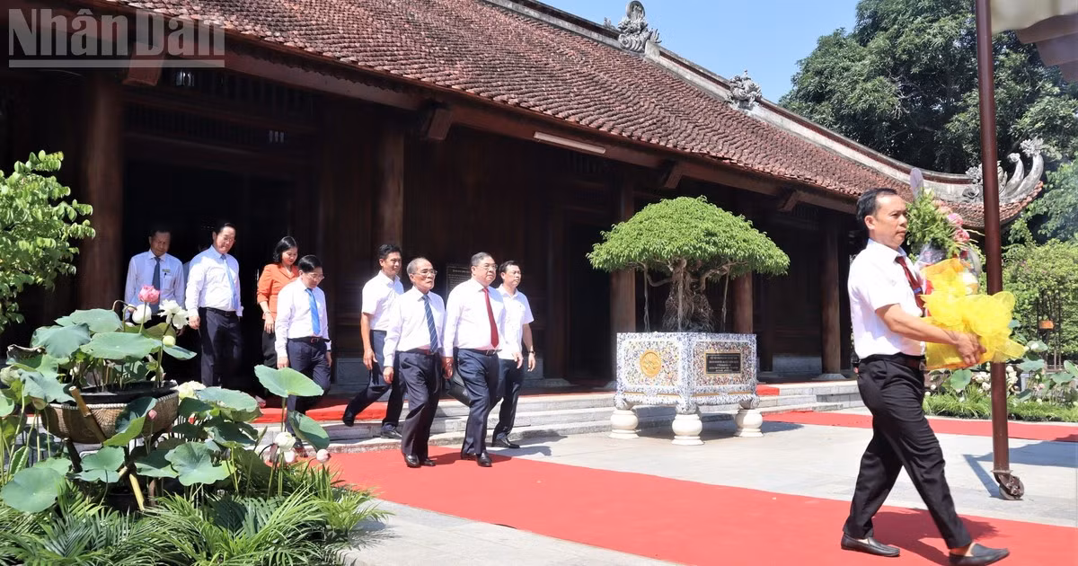 Đại diện lãnh đạo Trung ương, Nghệ An, Hà Tĩnh dâng lễ tưởng nhớ công lao vĩ đại của Chủ tịch Hồ Chí Minh.