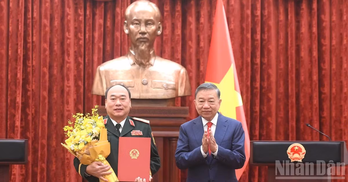 Tổng Bí thư, Chủ tịch nước Tô Lâm trao Quyết định thăng quân hàm Thượng tướng đối với đồng chí Lê Quang Đạo, Phó Tổng Tham mưu trưởng Quân đội nhân dân Việt Nam. (Ảnh: ĐĂNG KHOA)