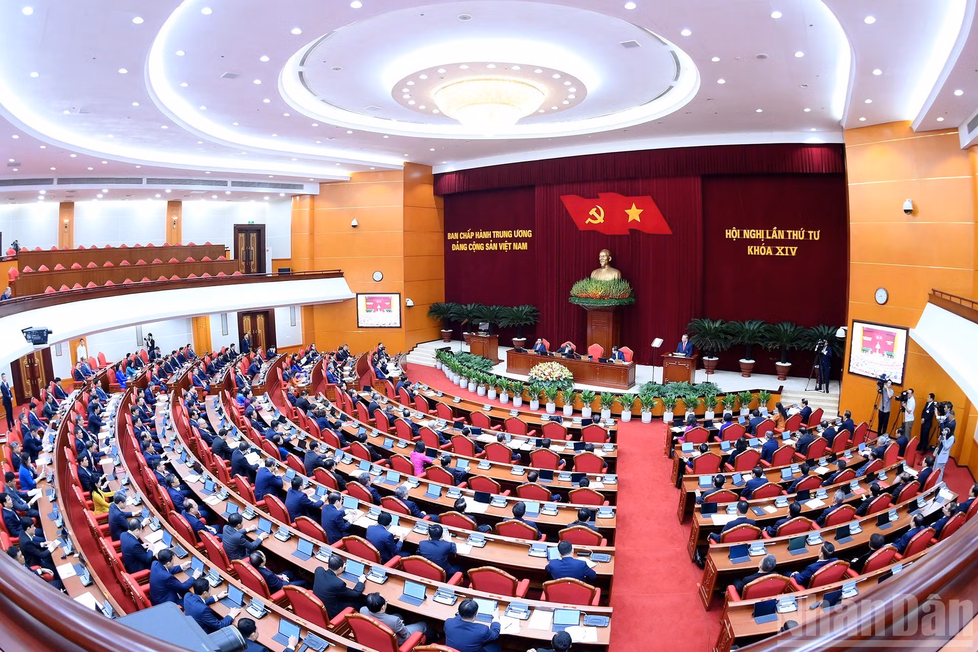Quang cảnh phiên khai mạc Hội nghị lần thứ tư Ban Chấp hành Trung ương Đảng Cộng sản Việt Nam khóa XIV.