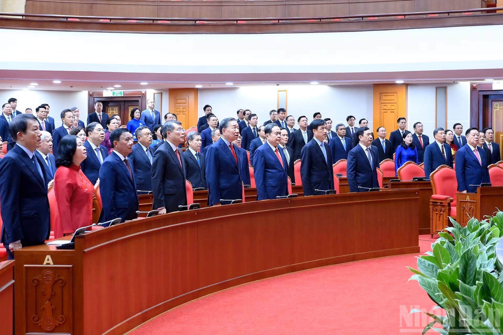 Các đồng chí lãnh đạo Đảng, Nhà nước và các đại biểu thực hiện nghi lễ chào cờ tại Phiên khai mạc Hội nghị lần thứ tư Ban Chấp hành Trung ương Đảng Cộng sản Việt Nam khóa XIV.