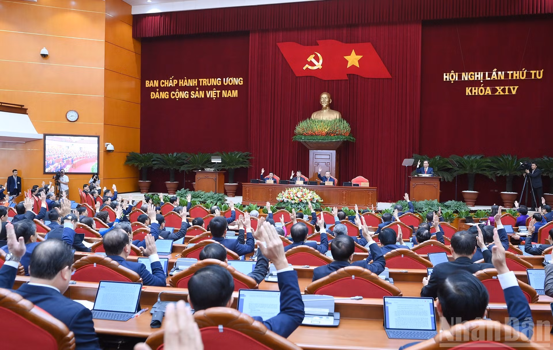 Các đồng chí lãnh đạo Đảng, Nhà nước và các đại biểu biểu quyết thông qua chương trình hội nghị.