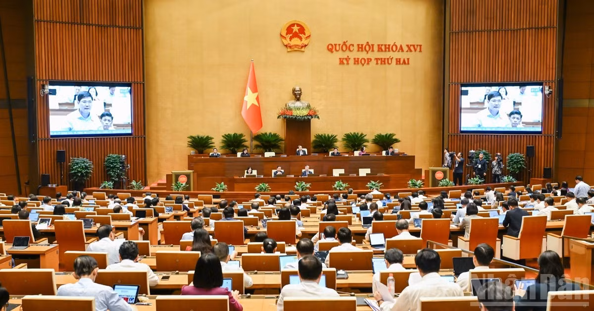 Quốc hội thảo luận tại hội trường chiều 30/10. (Ảnh: DUY LINH)