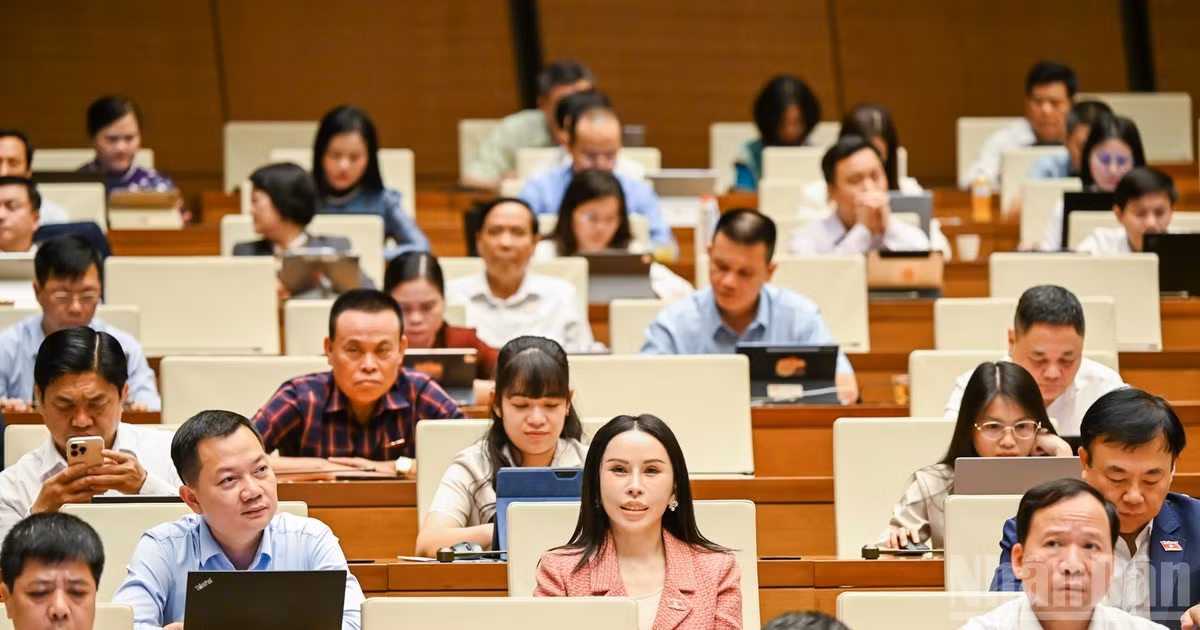 Quốc hội thảo luận tại hội trường về tình hình thực hiện Kế hoạch phát triển kinh tế-xã hội. (Ảnh: DUY LINH)