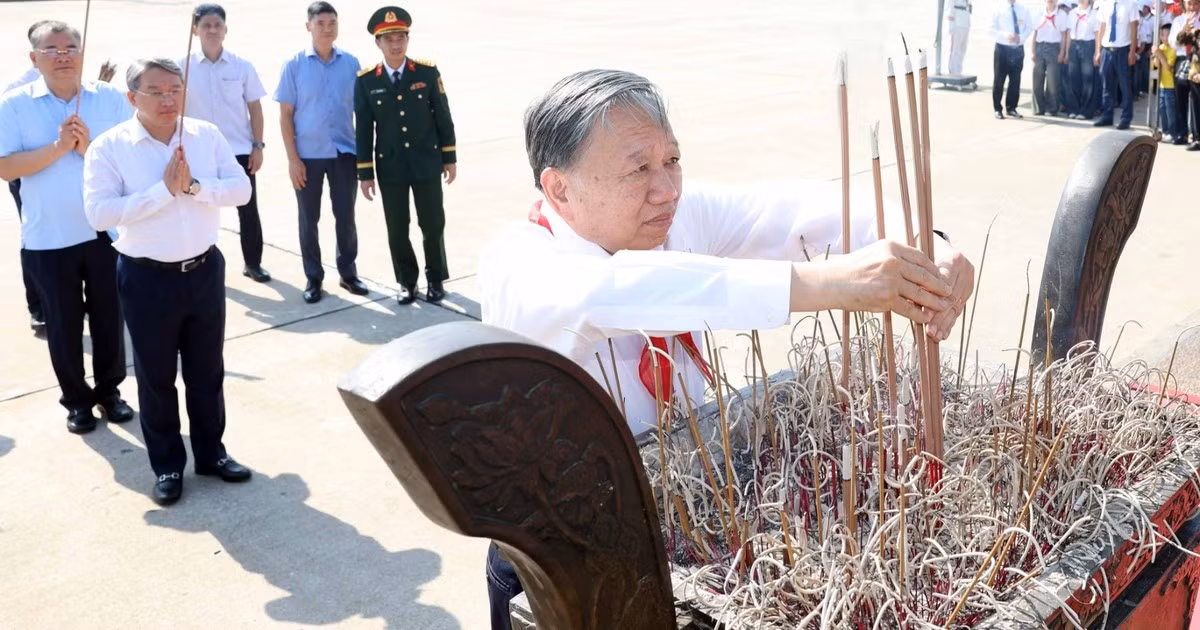 Tổng Bí thư, Chủ tịch nước Tô Lâm dâng hương tưởng nhớ Chủ tịch Hồ Chí Minh trước Lăng Bác. (Ảnh: Thống Nhất/TTXVN) 