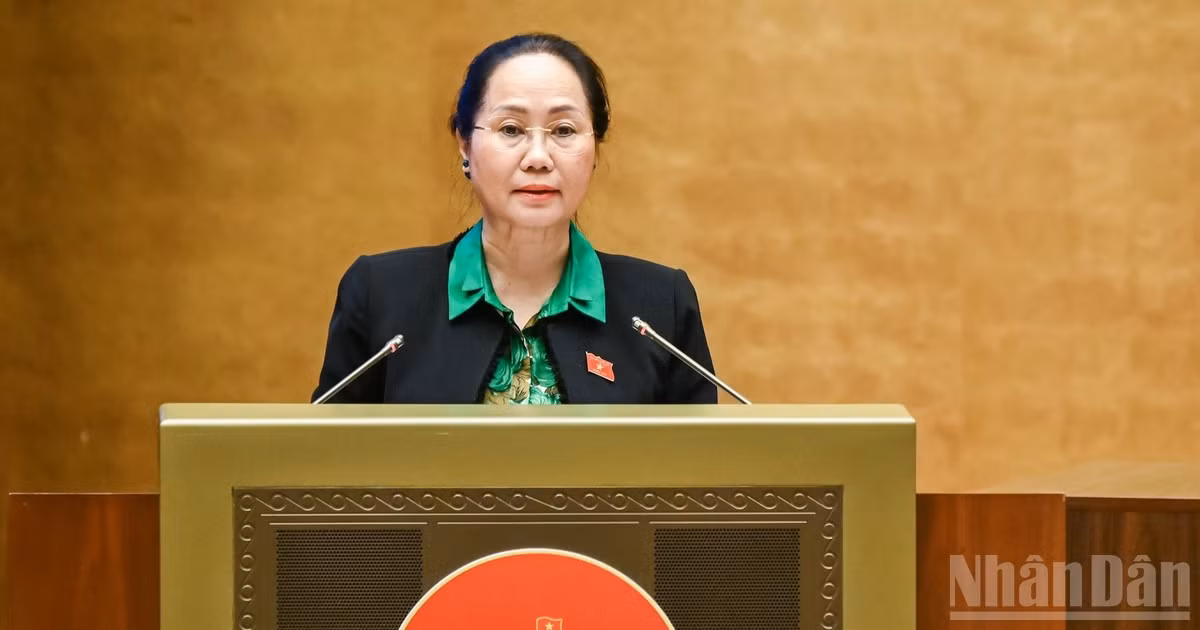 Bộ trưởng Văn hóa, Thể thao và Du lịch Lâm Thị Phương Thanh trình bày Tờ trình về dự án Luật sửa đổi, bổ sung một số điều của Luật Thể dục, thể thao, Luật Du lịch, Luật Thư viện, Luật Điện ảnh, Luật Di sản văn hóa, Luật Quảng cáo, Luật Báo chí. (Ảnh: DUY LINH) 