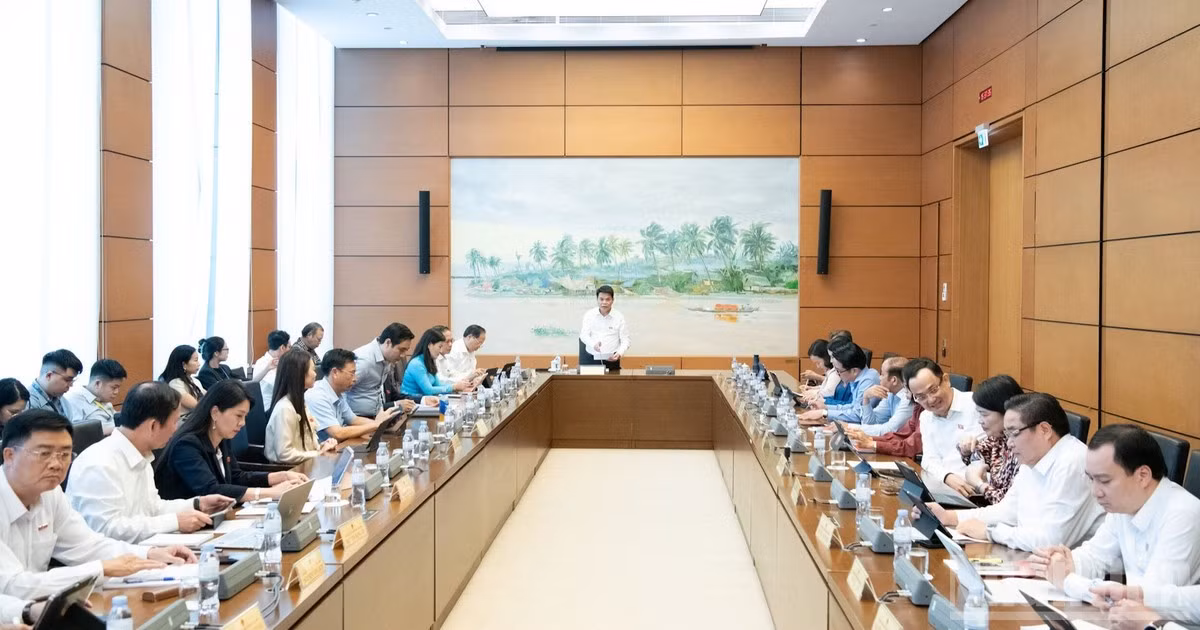 Các đại biểu Quốc hội thảo luận tại tổ. (Ảnh: DUY LINH) 