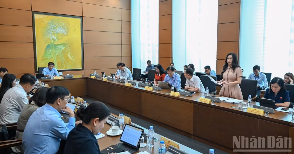 Đại biểu Quốc hội thảo luận tổ. (Ảnh: DUY LINH)