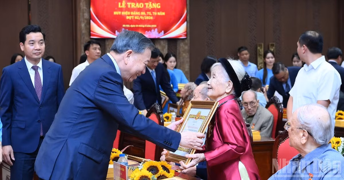 Tổng Bí thư, Chủ tịch nước Tô Lâm trao Huy hiệu Đảng tặng đảng viên lão thành thuộc Đảng bộ Thành phố Hà Nội. (Ảnh: ĐĂNG KHOA) 