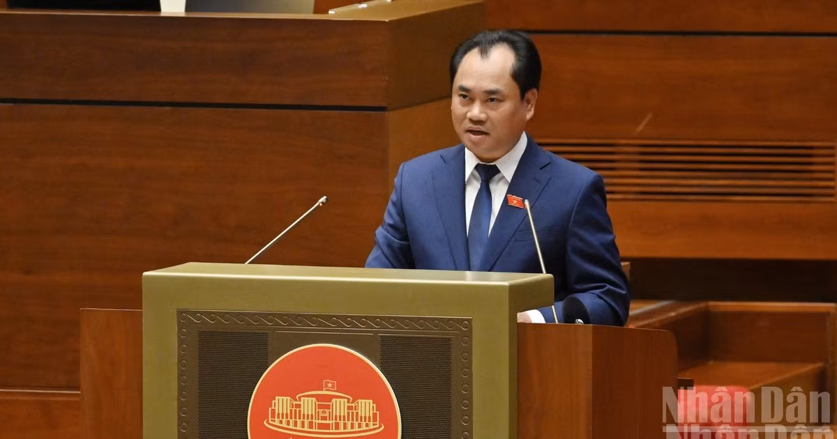 Bộ trưởng Nông nghiệp và Môi trường Trịnh Việt Hùng phát biểu giải trình. (Ảnh: THỦY NGUYÊN)