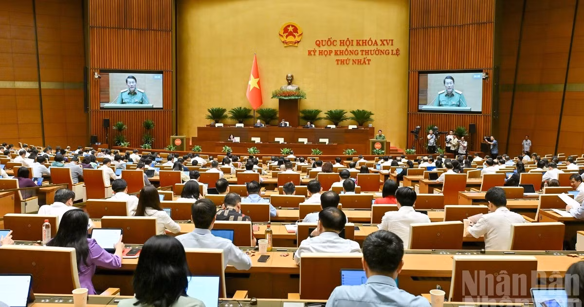 Quốc hội làm việc tại hội trường nghe Tờ trình và Báo cáo thẩm tra dự án Bộ luật Hình sự (sửa đổi). (Ảnh: THỦY NGUYÊN) 