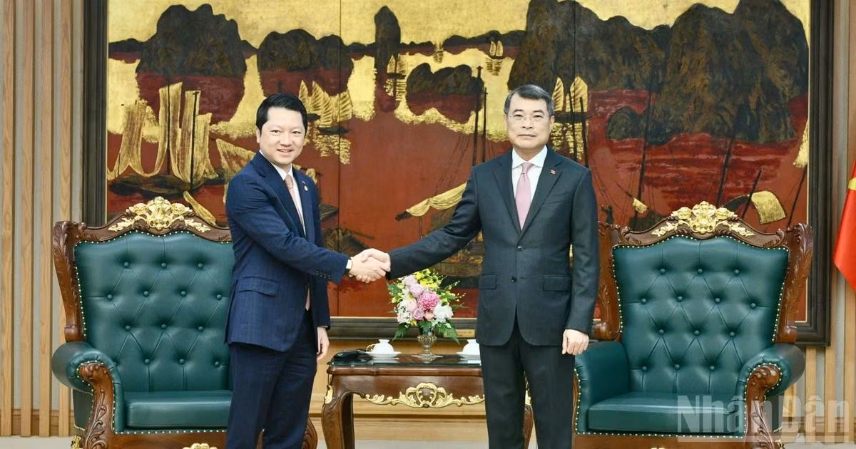 Thủ tướng Chính phủ Lê Minh Hưng và Bộ trưởng Thanh tra Campuchia Sok Soken. (Ảnh: THANH GIANG)