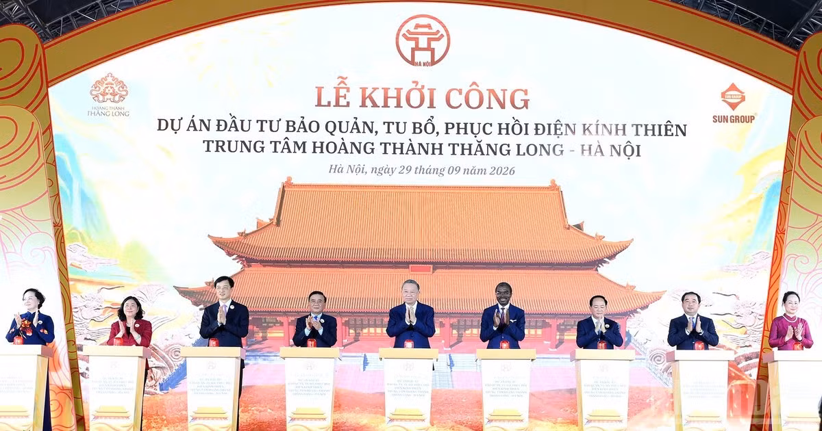 Tổng Bí thư, Chủ tịch nước Tô Lâm và các đại biểu thực hiện nghi thức khởi công Dự án đầu tư bảo quản, tu bổ, phục hồi Điện Kính Thiên. (Ảnh: ĐĂNG KHOA) 