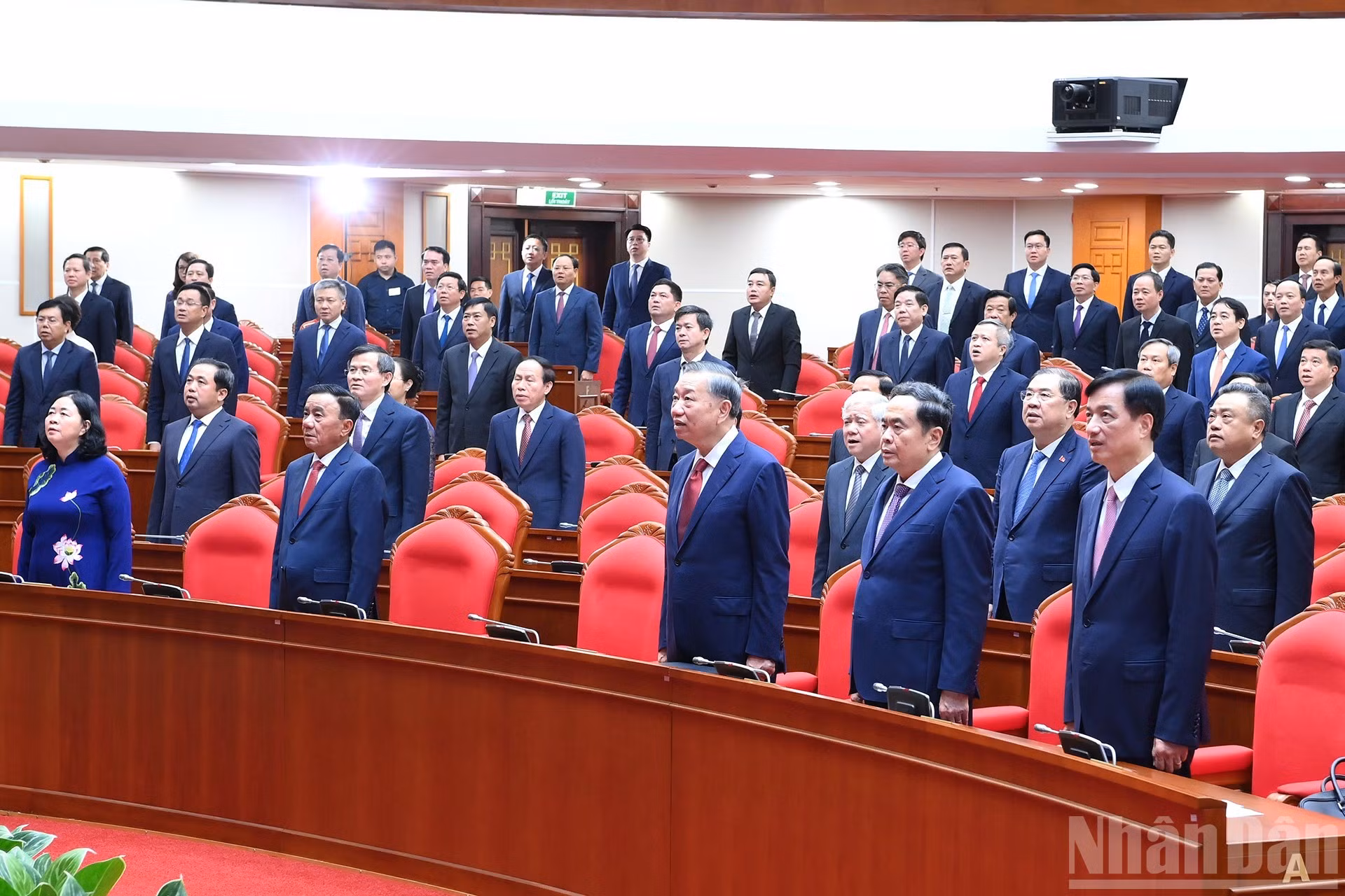 Các đồng chí lãnh đạo Đảng, Nhà nước và các đại biểu thực hiện nghi lễ chào cờ tại phiên bế mạc hội nghị.