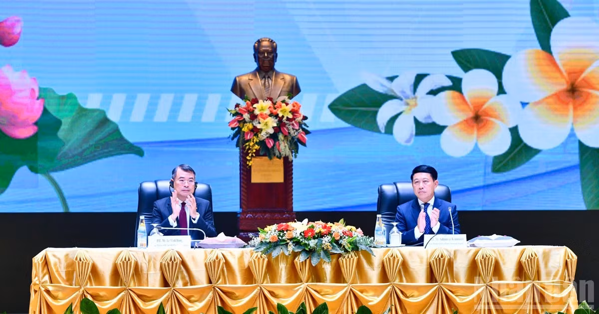 Thủ tướng Lê Minh Hưng và Thủ tướng Saleumxay Kommasith đồng chủ trì Hội nghị Xúc tiến đầu tư Việt Nam-Lào. (Ảnh: THANH GIANG) 