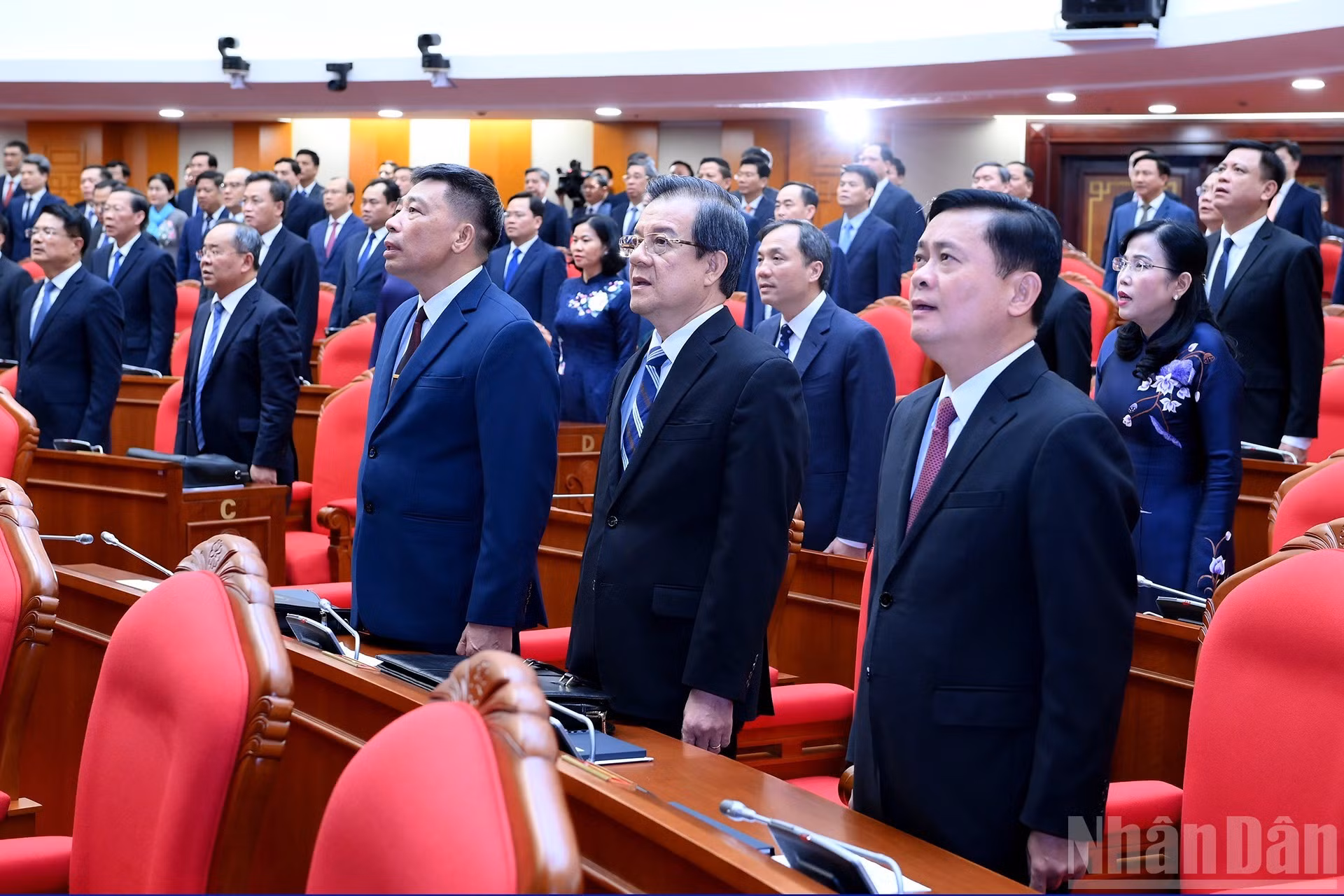 Các đại biểu thực hiện nghi lễ chào cờ tại phiên bế mạc hội nghị.