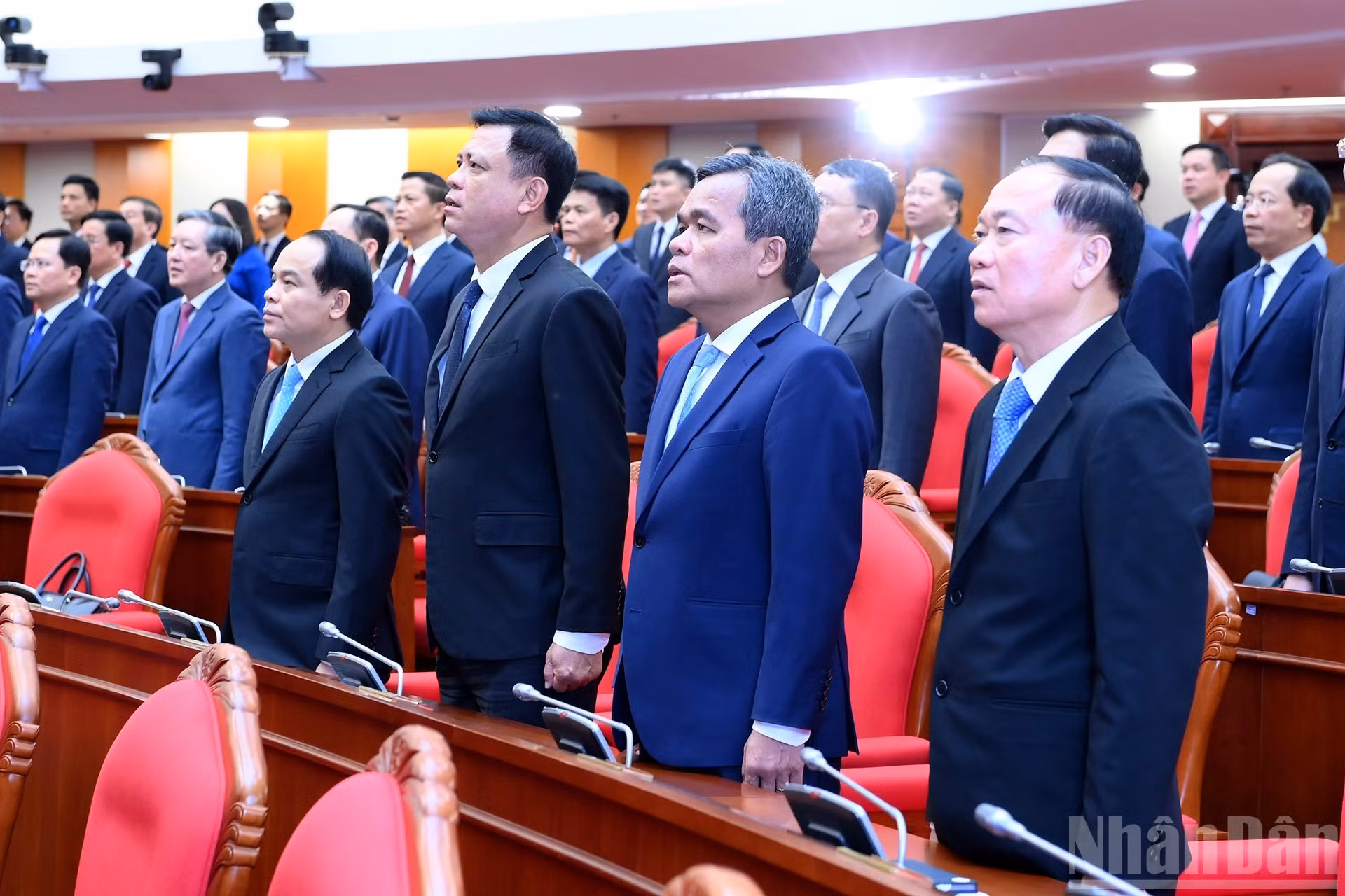 Các đại biểu thực hiện nghi lễ chào cờ tại phiên bế mạc hội nghị.