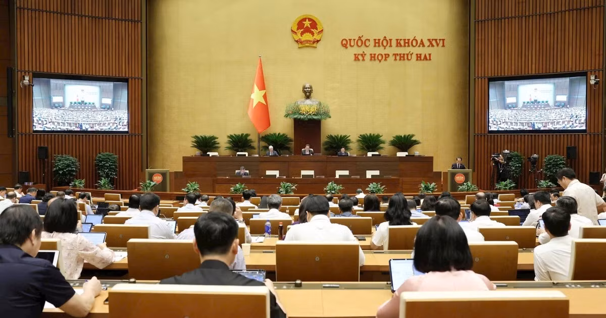 Quốc hội họp phiên toàn thể nghe trình bày Tờ trình, Báo cáo thẩm tra về 3 dự án: Luật Đấu giá tài sản (sửa đổi), Luật Luật sư (sửa đổi), Luật Nuôi con nuôi (sửa đổi). (Ảnh: ĐĂNG ANH)
