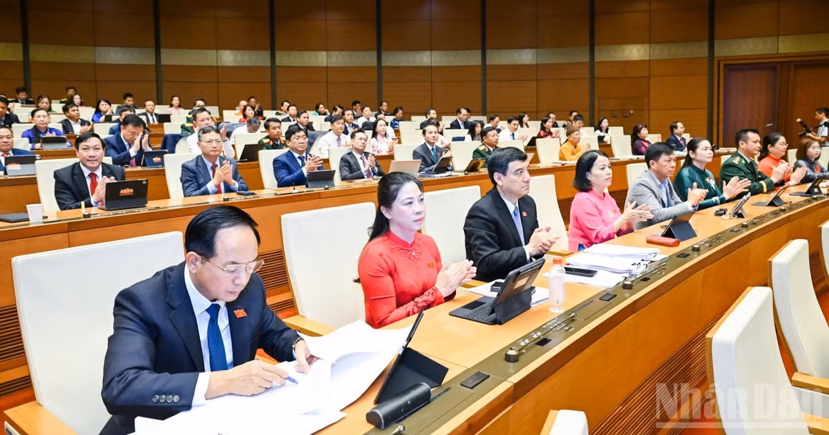 Quốc hội làm việc tại hội trường thông qua Nghị quyết của Quốc hội phê duyệt chủ trương đầu tư Chương trình mục tiêu quốc gia phát triển văn hóa-xã hội, nông thôn, dân tộc và miền núi giai đoạn 2026-2035. (Ảnh: DUY LINH) 