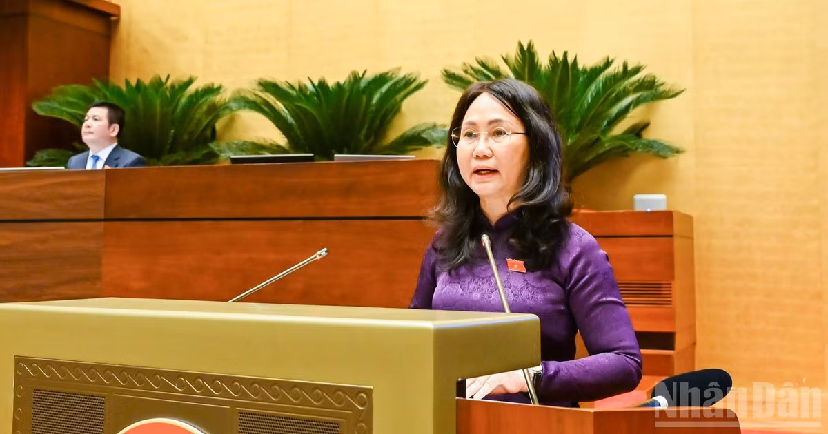Bộ trưởng Văn hóa, Thể thao và Du lịch Lâm Thị Phương Thanh trình bày báo cáo giải trình, tiếp thu, chỉnh lý dự thảo Nghị quyết tại phiên họp. (Ảnh: DUY LINH)