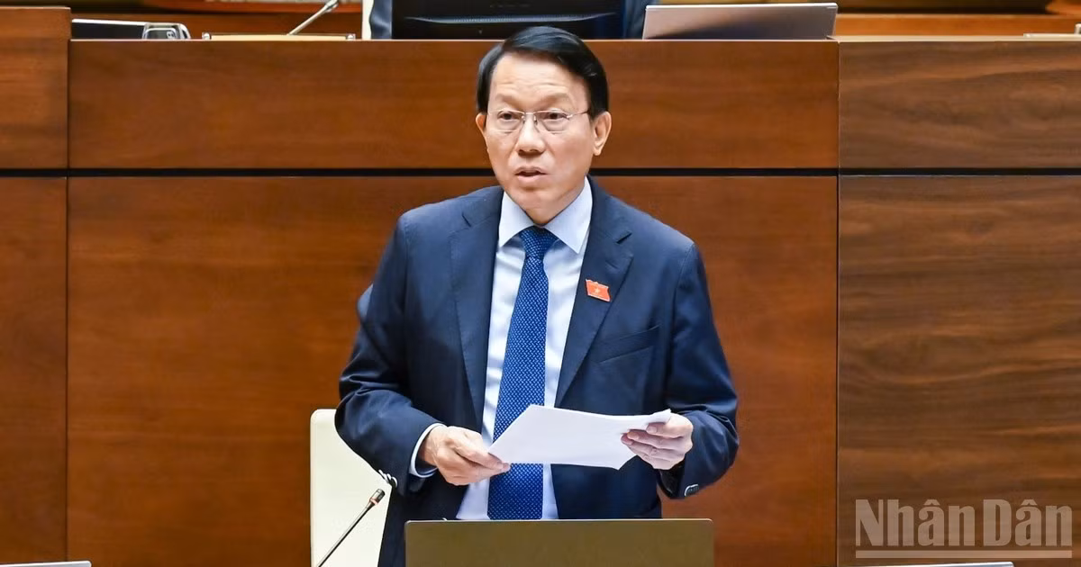 Bộ trưởng Công an Lương Tam Quang trình bày báo cáo giải trình, tiếp thu, chỉnh lý dự thảo Nghị quyết trước khi Quốc hội bấm nút thông qua. (Ảnh: DUY LINH) 