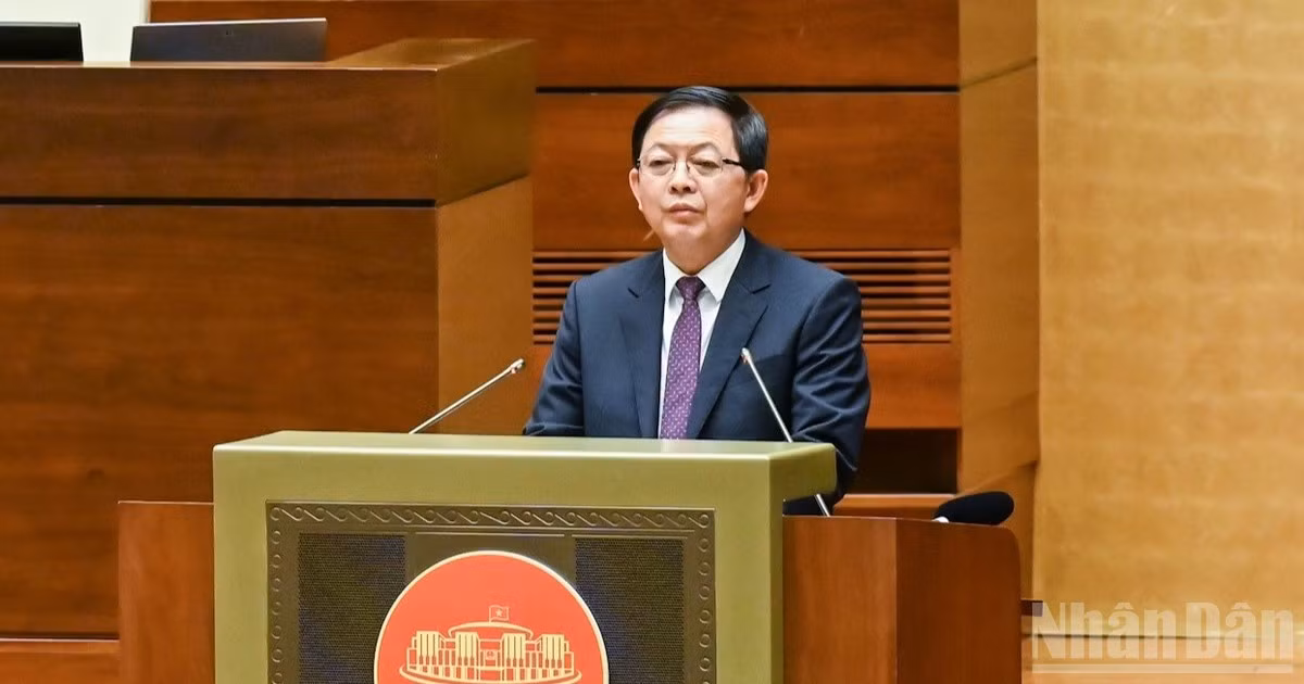 Phó Thủ tướng Hồ Quốc Dũng, thừa ủy quyền của Thủ tướng Chính phủ trình bày Báo cáo giải trình, tiếp thu, chỉnh lý dự thảo Luật. (Ảnh: DUY LINH)