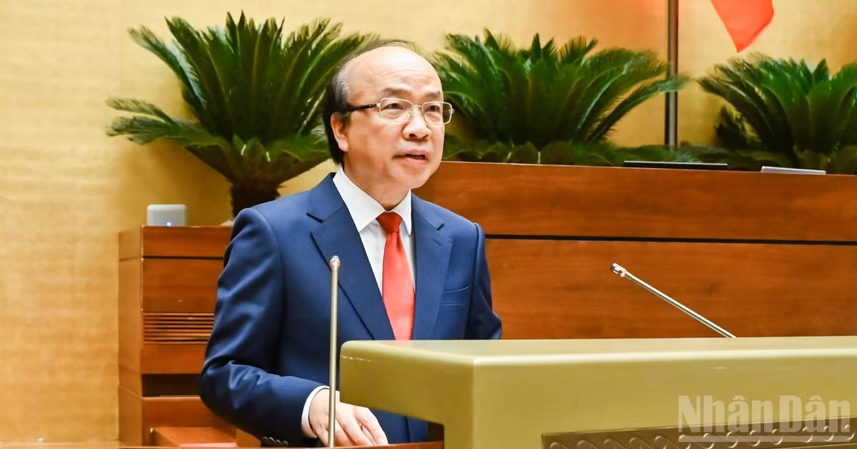 Chủ nhiệm Ủy ban Pháp luật và Tư pháp Phan Chi Hiếu báo cáo tóm tắt tiếp thu, giải trình, chỉnh lý dự thảo Nghị quyết. (Ảnh: DUY LINH)