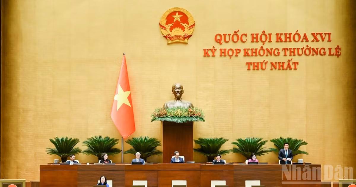 Phó Chủ tịch Quốc hội Nguyễn Hồng Diên điều hành nội dung Quốc hội biểu quyết thông qua Nghị quyết về việc tách Dự án điện hạt nhân Ninh Thuận thành các dự án độc lập. (Ảnh: DUY LINH)