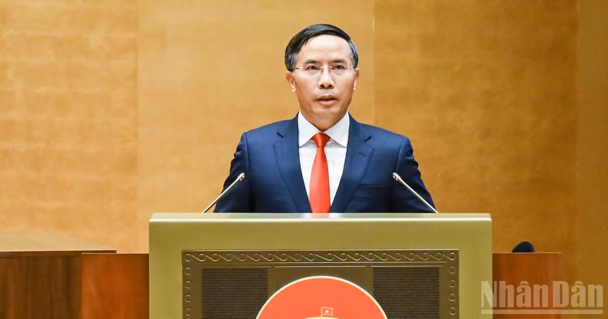 Thống đốc Ngân hàng Nhà nước Phạm Đức Ấn báo cáo một số nội dung tiếp thu, chỉnh lý dự thảo Luật trước khi Quốc hội biểu quyết. (Ảnh: DUY LINH) 