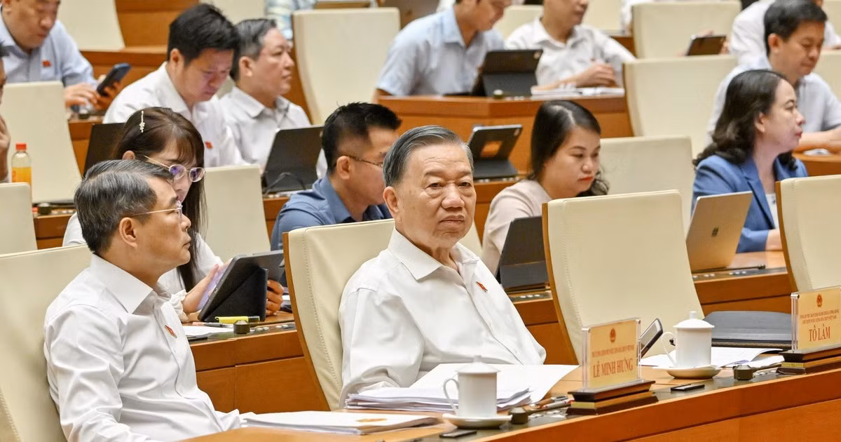 Tổng Bí thư, Chủ tịch nước Tô Lâm, Thủ tướng Chính phủ Lê Minh Hưng và các đại biểu dự phiên họp sáng 19/8. (Ảnh: THỦY NGUYÊN)
