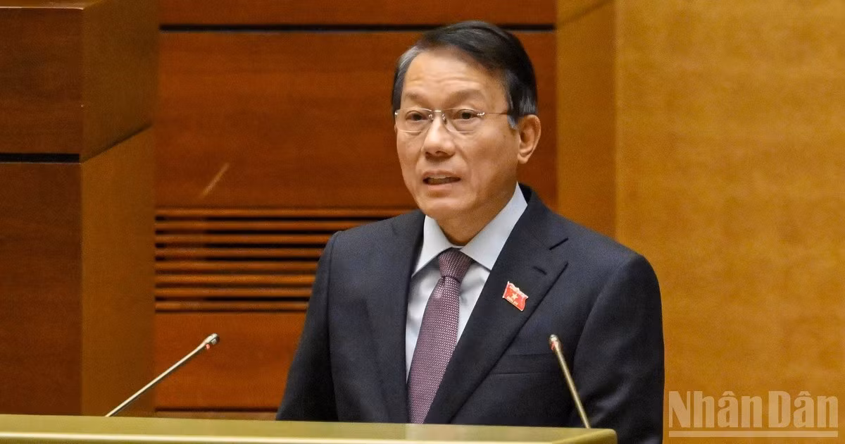 Thừa ủy quyền của Thủ tướng Chính phủ, Bộ trưởng Công an Lương Tam Quang trình bày Tờ trình dự án Luật Xử lý vi phạm hành chính (sửa đổi). (Ảnh: THỦY NGUYÊN)