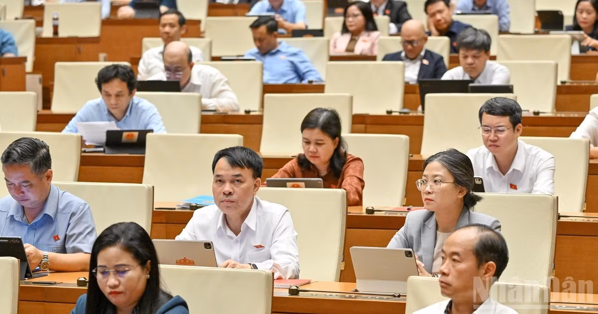 Quốc hội làm việc tại hội trường, nghe Tờ trình và Báo cáo thẩm tra dự án Luật Định danh và xác thực điện tử. (Ảnh: THỦY NGUYÊN) 