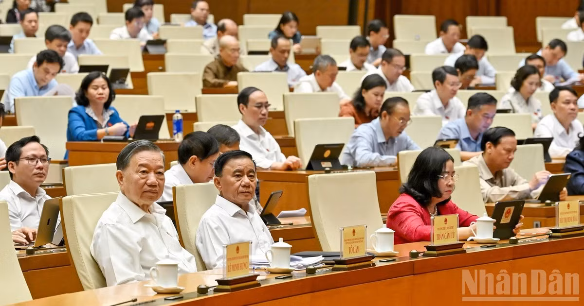 Tổng Bí thư, Chủ tịch nước Tô Lâm; Ủy viên Bộ Chính trị, Thường trực Ban Bí thư Trần Cẩm Tú cùng các đại biểu dự phiên họp ở hội trường sáng 26/10. (Ảnh: THỦY NGUYÊN) 