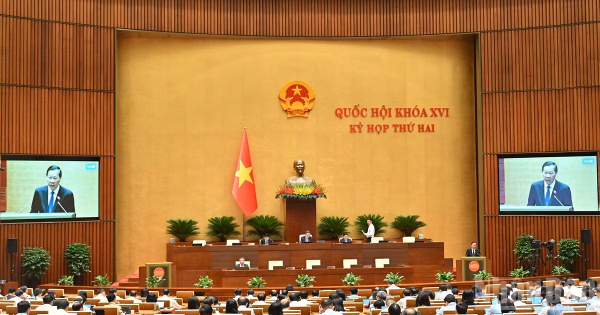 Quốc hội làm việc tại hội trường nghe Tờ trình và Báo cáo thẩm tra dự án Luật Kinh doanh bất động sản (sửa đổi). (Ảnh: DUY LINH)