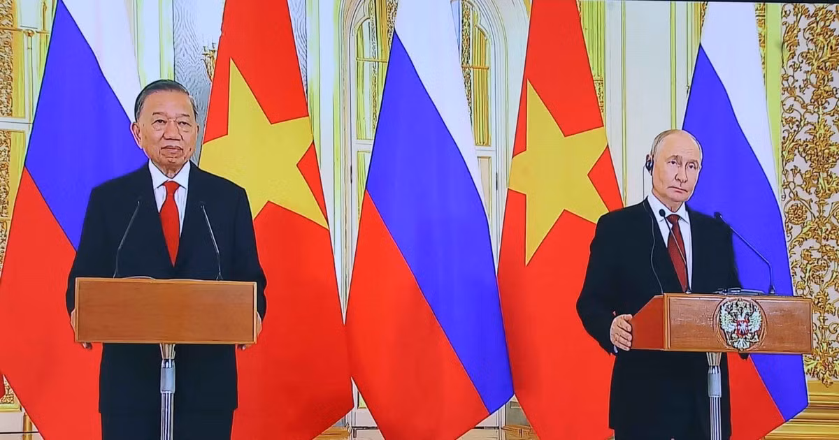 Tổng Bí thư, Chủ tịch nước Tô Lâm và Tổng thống Liên bang Nga Vladimir Putin dự và phát biểu trực tuyến tại điểm cầu nước Nga. (Ảnh: TTXVN) 