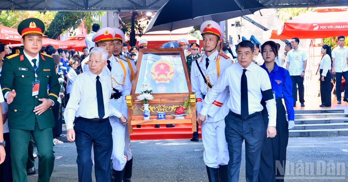 Nguyên Chủ tịch nước Nguyễn Minh Triết và Thủ tướng Chính phủ Lê Minh Hưng cùng thực hiện nghi thức đưa hài cốt các Anh hùng liệt sĩ từ Công viên Lê Thị Riêng về Nghĩa trang Liệt sĩ Thành phố Hồ Chí Minh. (Ảnh: THANH GIANG)