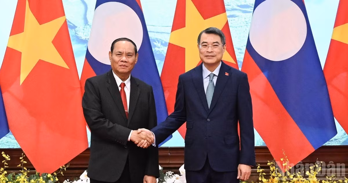 Thủ tướng Chính phủ Lê Minh Hưng và đồng chí Vilay Lakhamfong, Ủy viên Bộ Chính trị, Thường trực Ban Bí thư Trung ương Đảng Nhân dân Cách mạng Lào. (Ảnh: TRẦN HẢI)