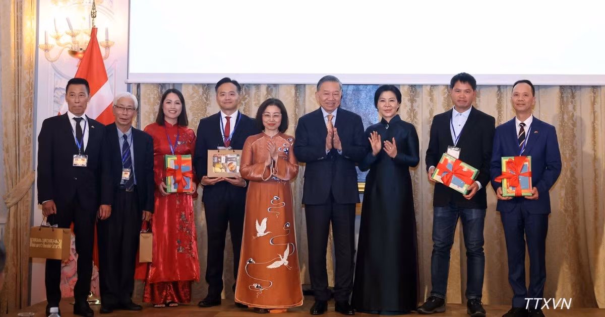 Tổng Bí thư , Chủ tịch nước Tô Lâm và Phu nhân Ngô Phương Ly tặng quà và sách Tiếng Việt cho cộng đồng người Việt Nam. (Ảnh: Thống Nhất/TTXVN)