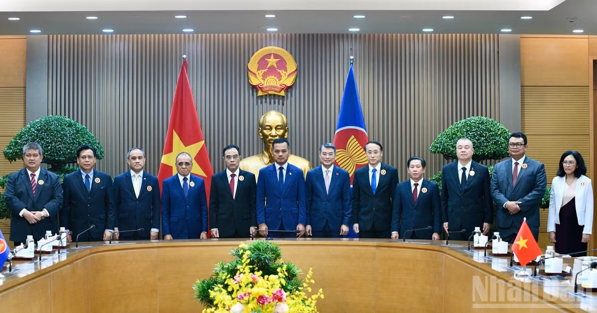 Thủ tướng Chính phủ Lê Minh Hưng và Trưởng đoàn các nước ASEAN và Ban Thư ký ASEAN nhân dịp tham dự Hội nghị lãnh đạo cơ quan thực thi pháp luật các nước ASEAN về hợp tác đấu tranh với tội phạm truy nã. (Ảnh: THANH GIANG) 