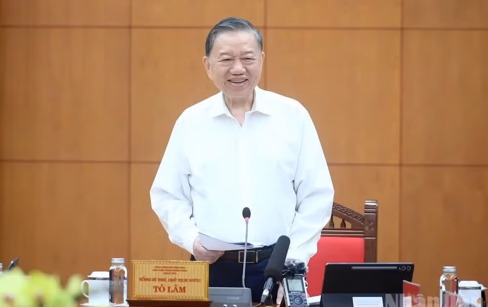 Tổng Bí thư, Chủ tịch nước Tô Lâm phát biểu chỉ đạo tại cuộc làm việc với Ban Tổ chức Trung ương và các cơ quan liên quan về tình hình triển khai xây dựng Đề án sơ kết 5 năm thực hiện Nghị quyết số 28-NQ/TW. (Ảnh: ĐĂNG KHOA)