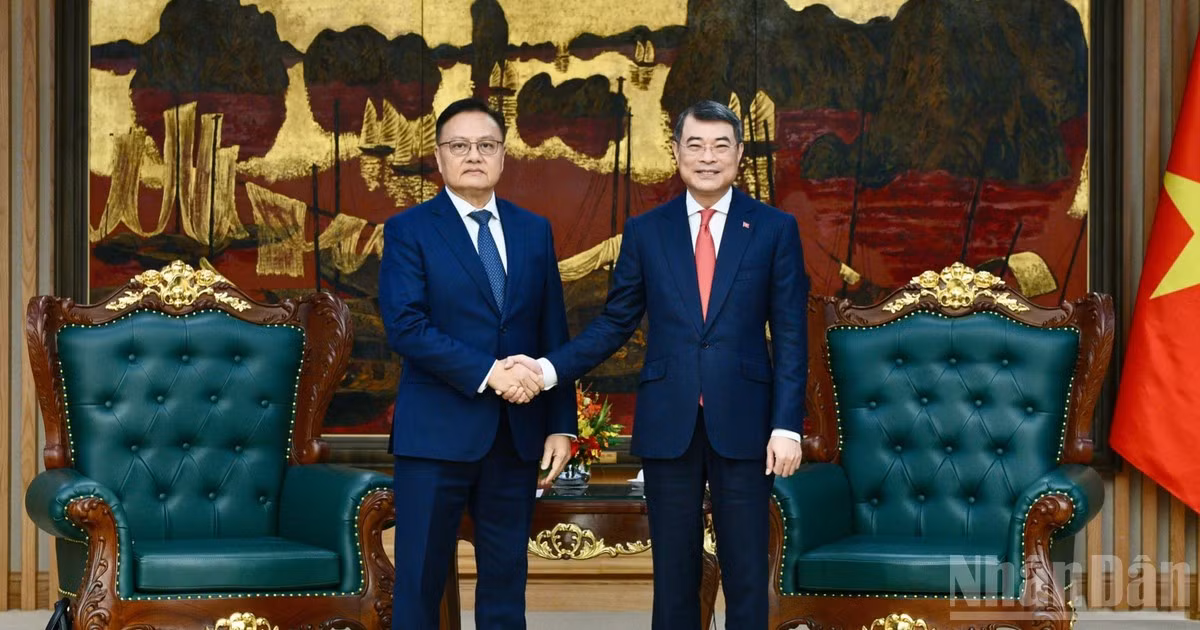 Thủ tướng Chính phủ Lê Minh Hưng và đồng chí Santiphab Phomvihane, Phó Thủ tướng, Bộ trưởng Tài chính Lào. (Ảnh: THANH GIANG) 