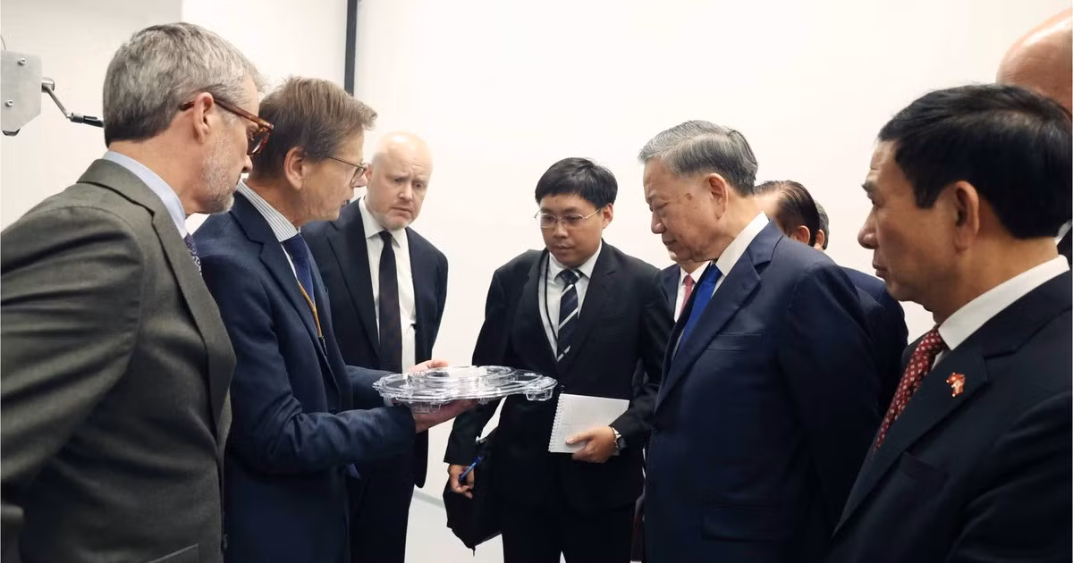 Tổng Bí thư, Chủ tịch nước Tô Lâm cùng Nhà vua Đan Mạch Frederik X thăm Viện nghiên cứu Niels Bohr, thuộc Đại học Copenhagen. (Ảnh: TTXVN) 