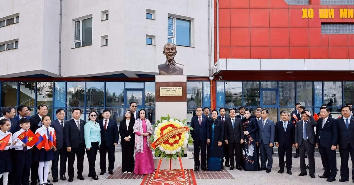 Chủ tịch Quốc hội Trần Thanh Mẫn và Phu nhân cùng các đại biểu chụp ảnh lưu niệm tại Tượng đài Chủ tịch Hồ Chí Minh ở Trường số 14 mang tên Chủ tịch Hồ Chí Minh. (Ảnh: Doãn Tấn/TTXVN) 